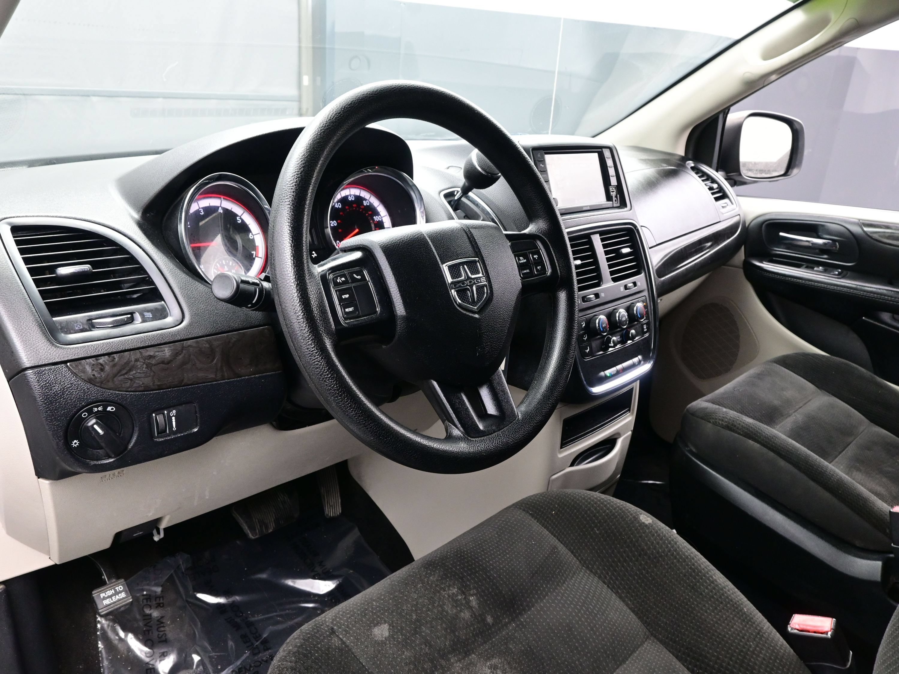Used 2019 Dodge Grand Caravan SE w/ UConnect Hands-Free Group FWD image 11
