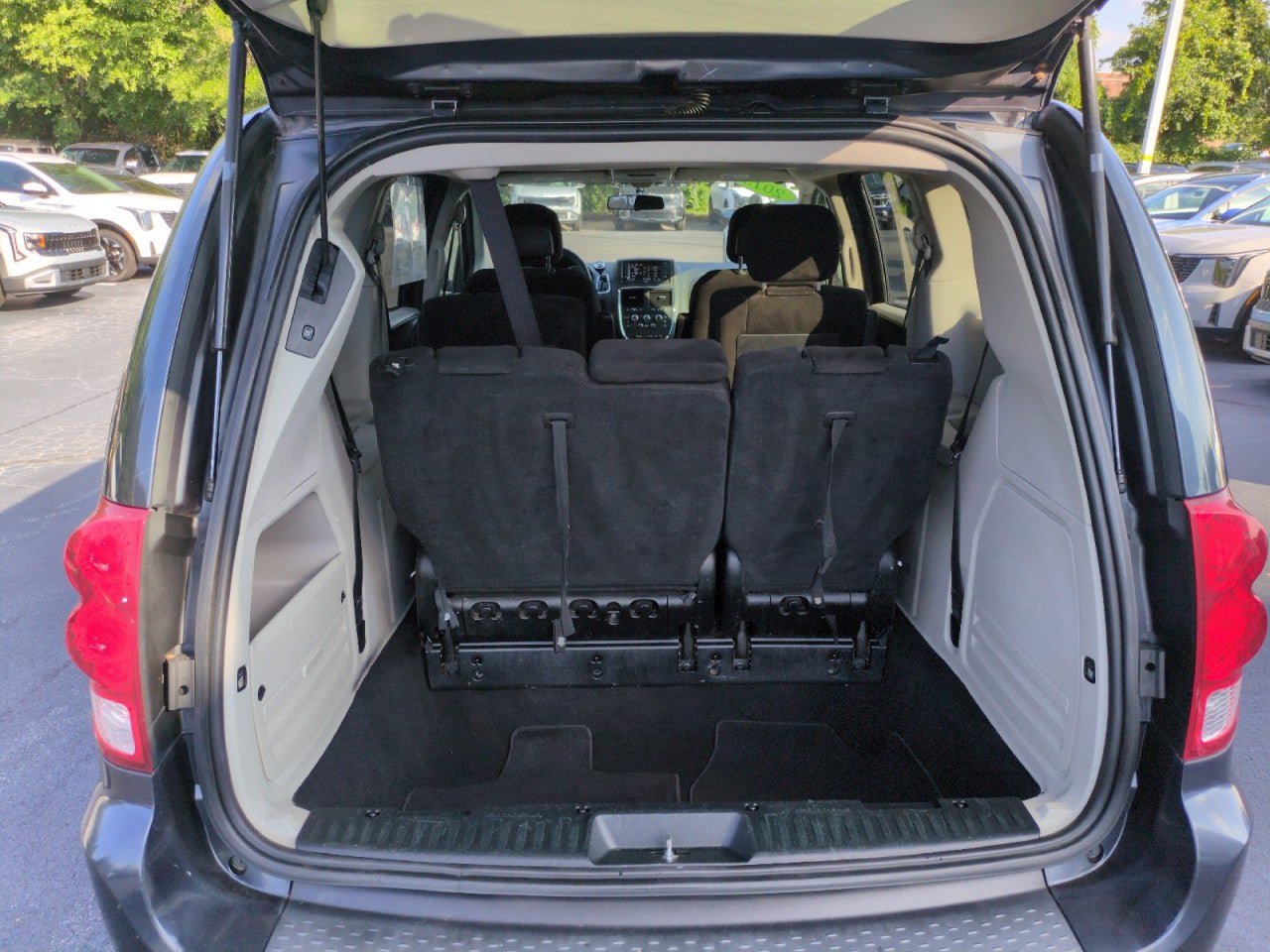 Used 2013 Dodge Grand Caravan SXT FWD image 26