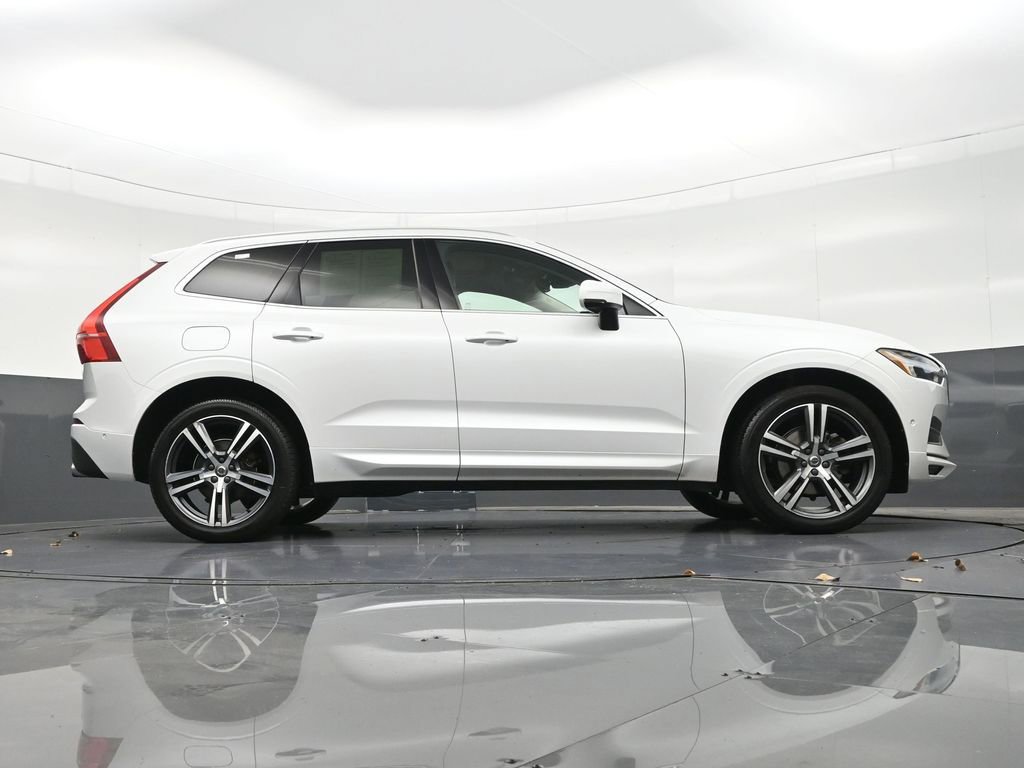 Used 2018 Volvo XC60 T5 Momentum w/ Vision Package image 5