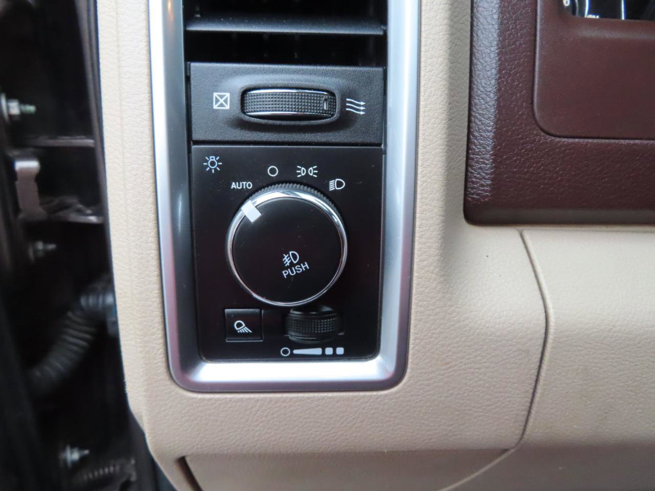 Used 2018 RAM 3500 SLT w/ Luxury Group AWD/4WD image 32