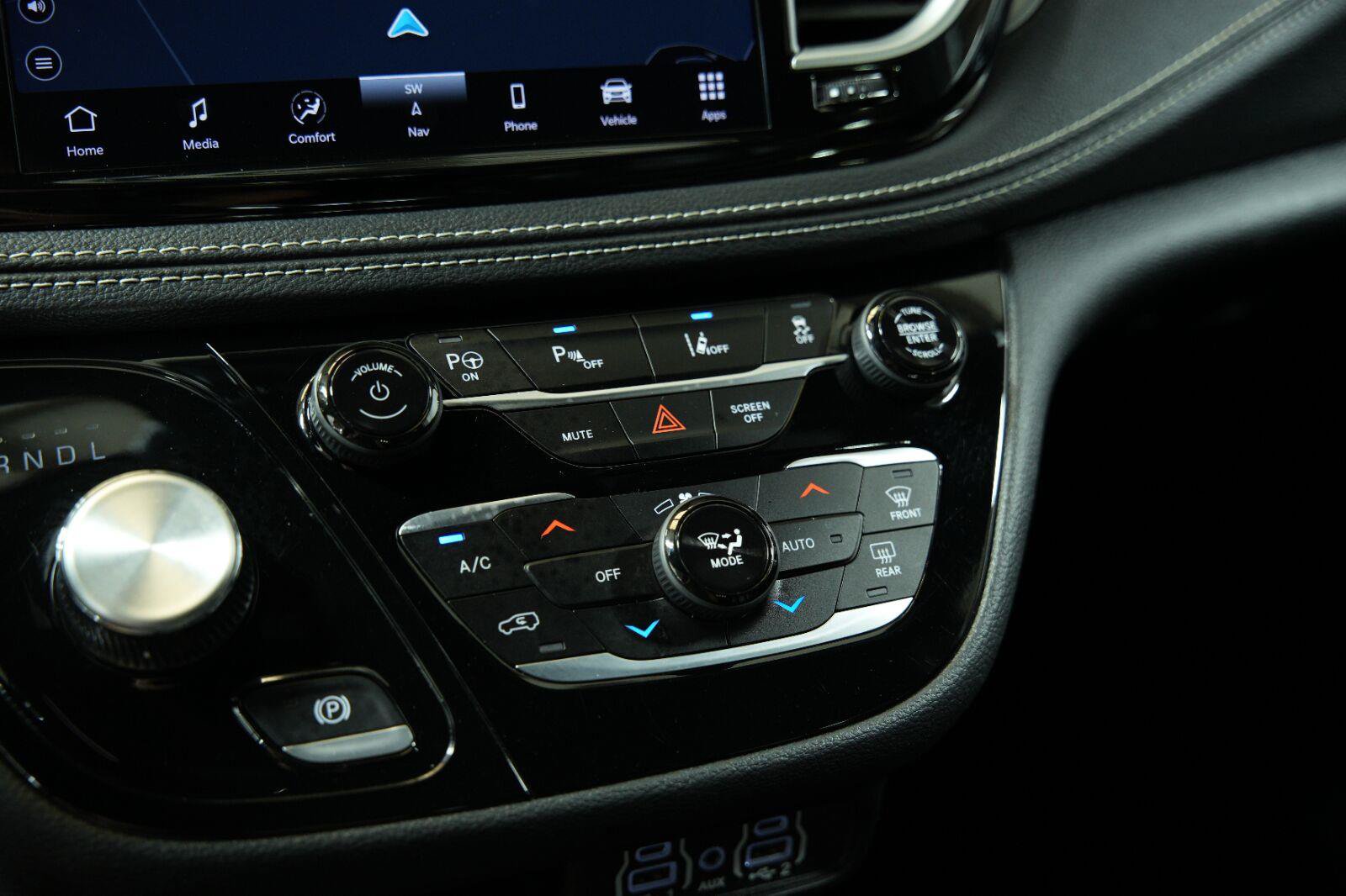 Used 2024 Chrysler Pacifica Limited FWD image 45