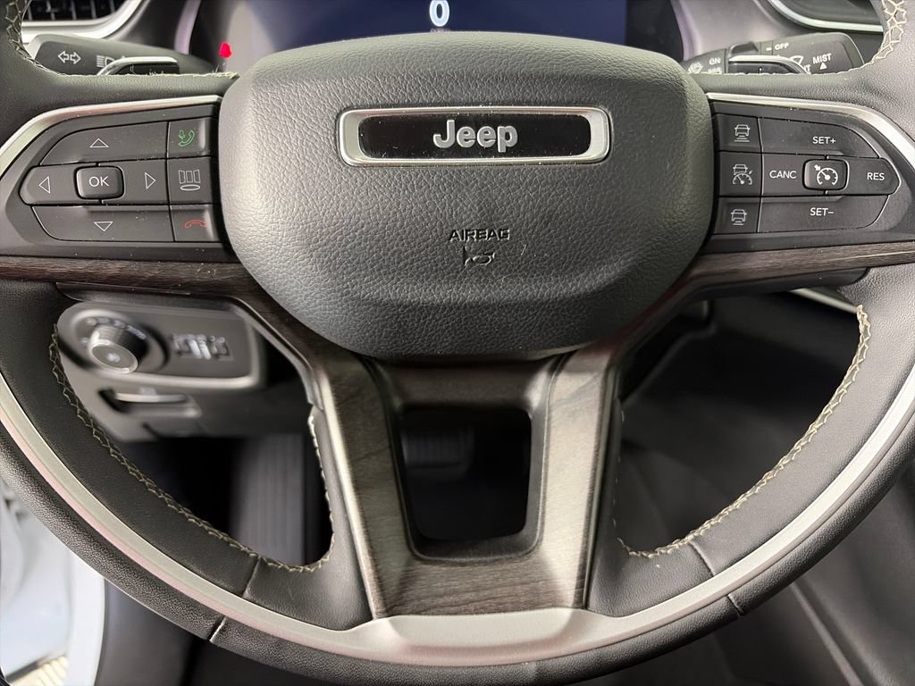 Used 2024 Jeep Grand Cherokee Limited AWD/4WD image 16
