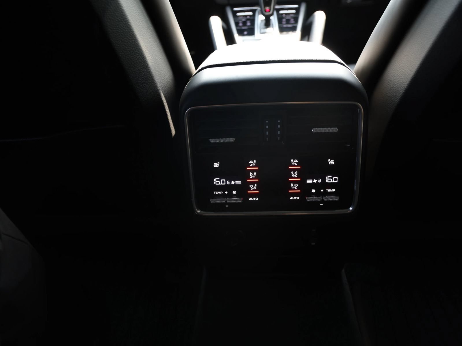 Used 2022 Porsche Cayenne Platinum Edition AWD/4WD image 32