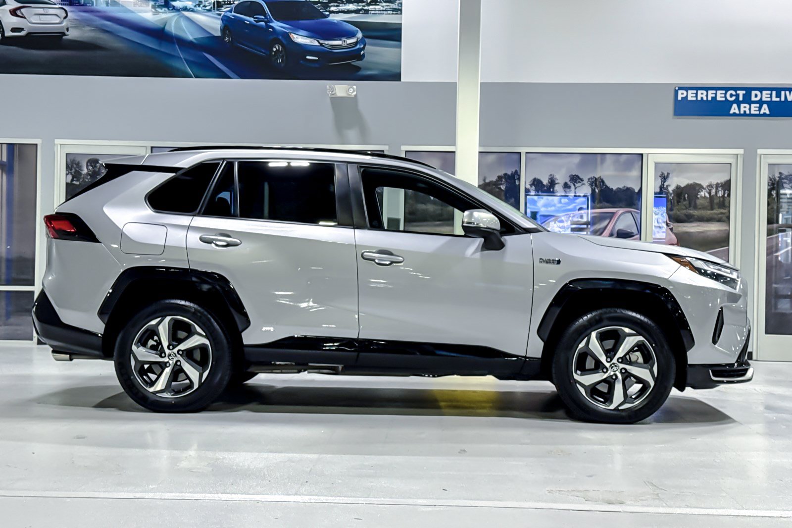 Used 2022 Toyota RAV4 SE w/ Weather & Moonroof Package AWD/4WD image 8
