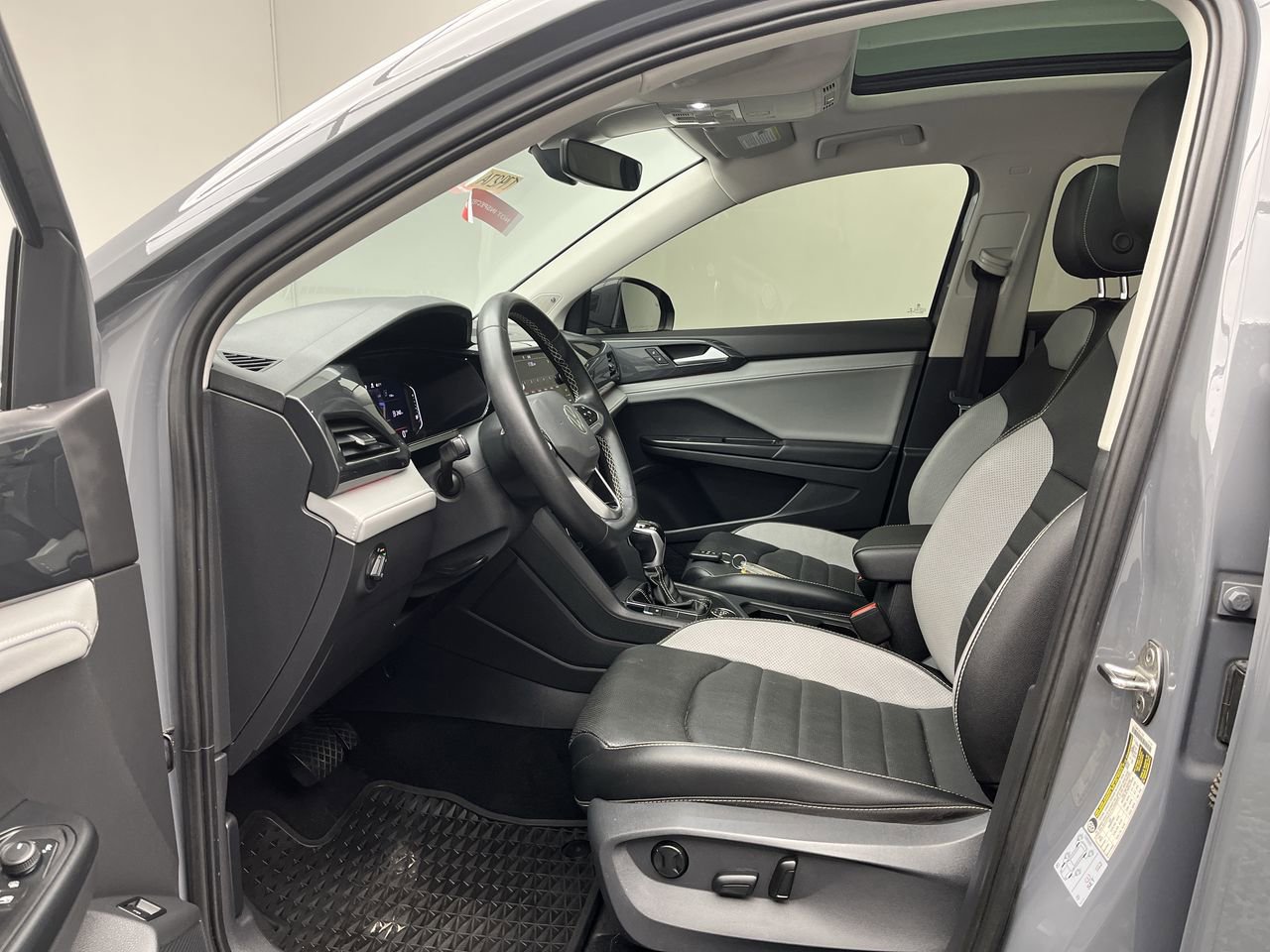 Used 2022 Volkswagen Taos SEL image 3