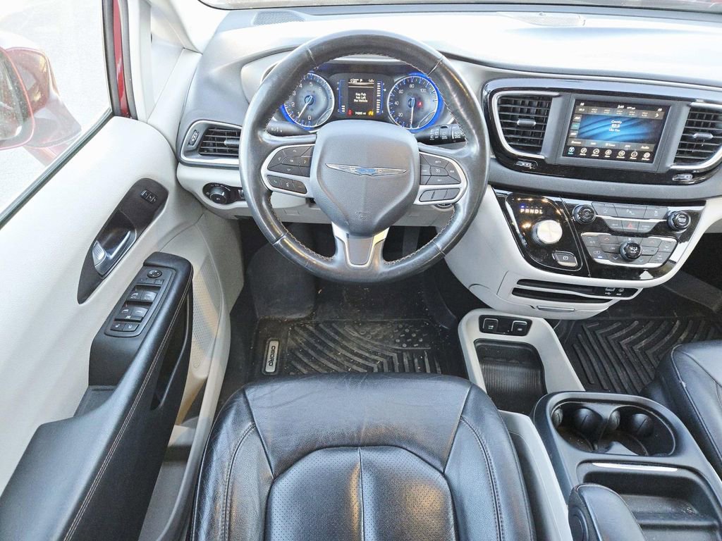 Used 2020 Chrysler Pacifica Touring-L image 10