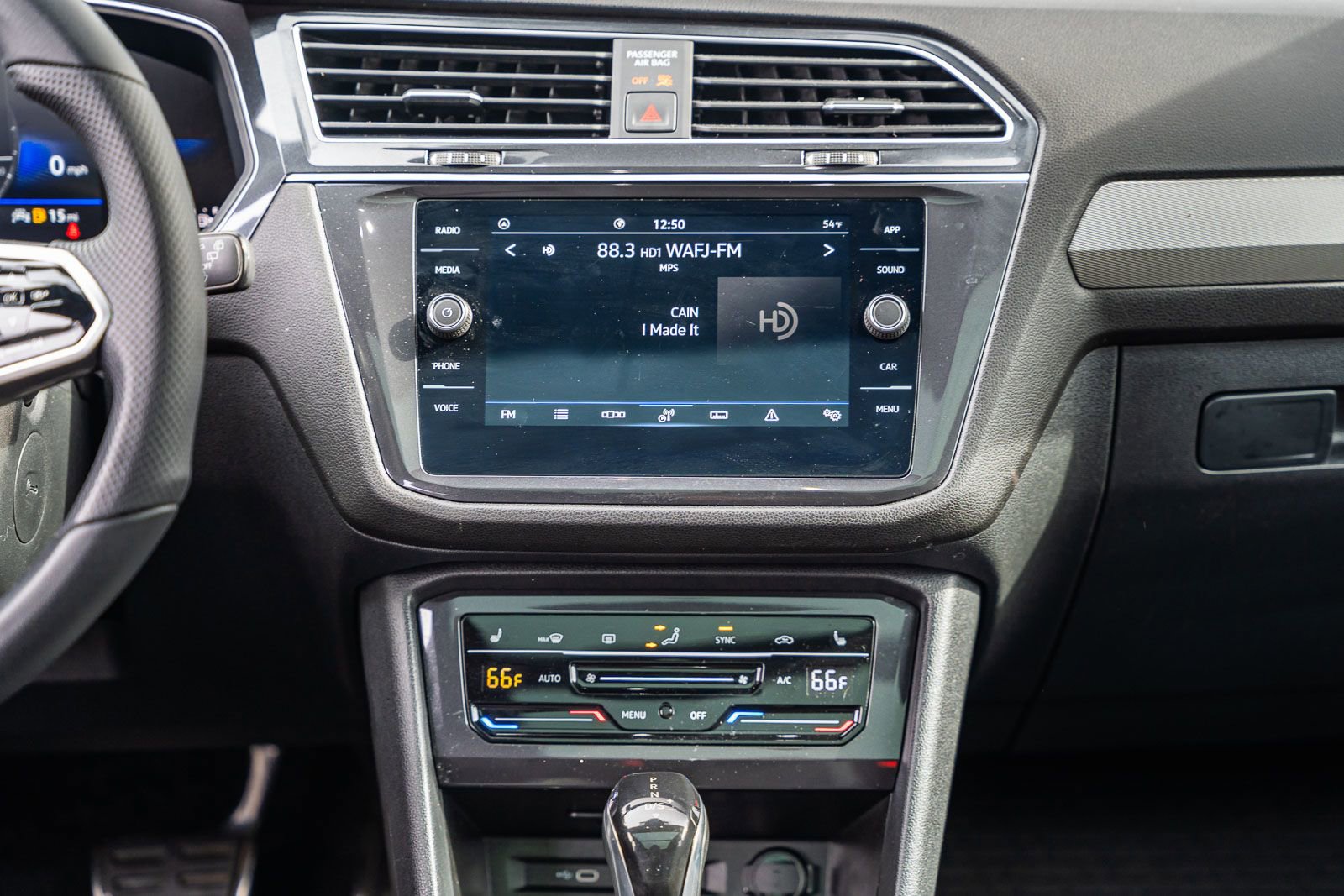 Used 2024 Volkswagen Tiguan SE R-Line image 33