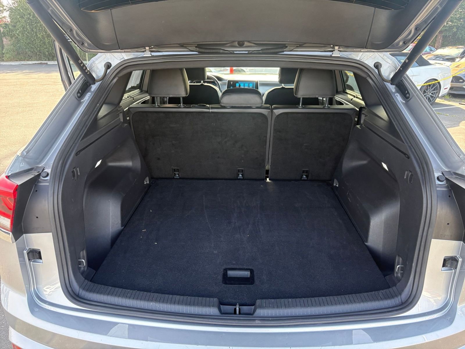 Used 2025 Volkswagen Atlas Cross Sport SE image 33