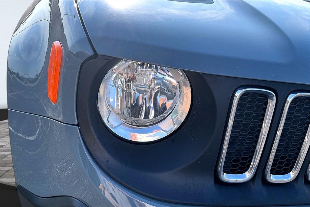 Used 2017 Jeep Renegade Latitude w/ Cold Weather Group AWD/4WD image 29