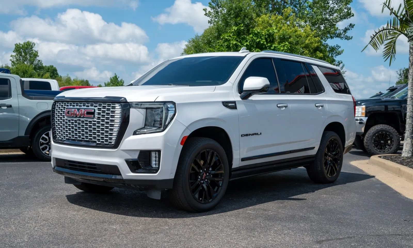 Used 2024 GMC Yukon Denali w/ Denali Reserve Package AWD/4WD image 4
