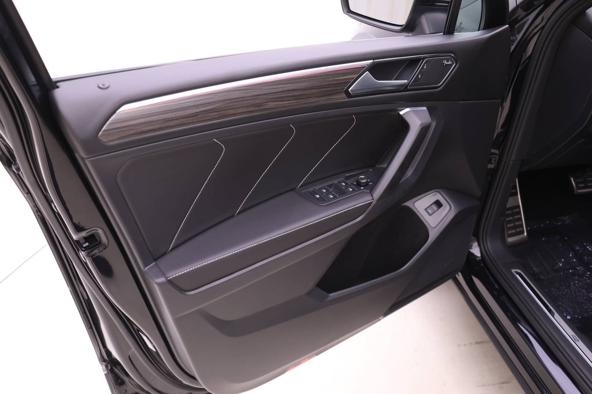 Used 2022 Volkswagen Tiguan SEL R-Line image 8