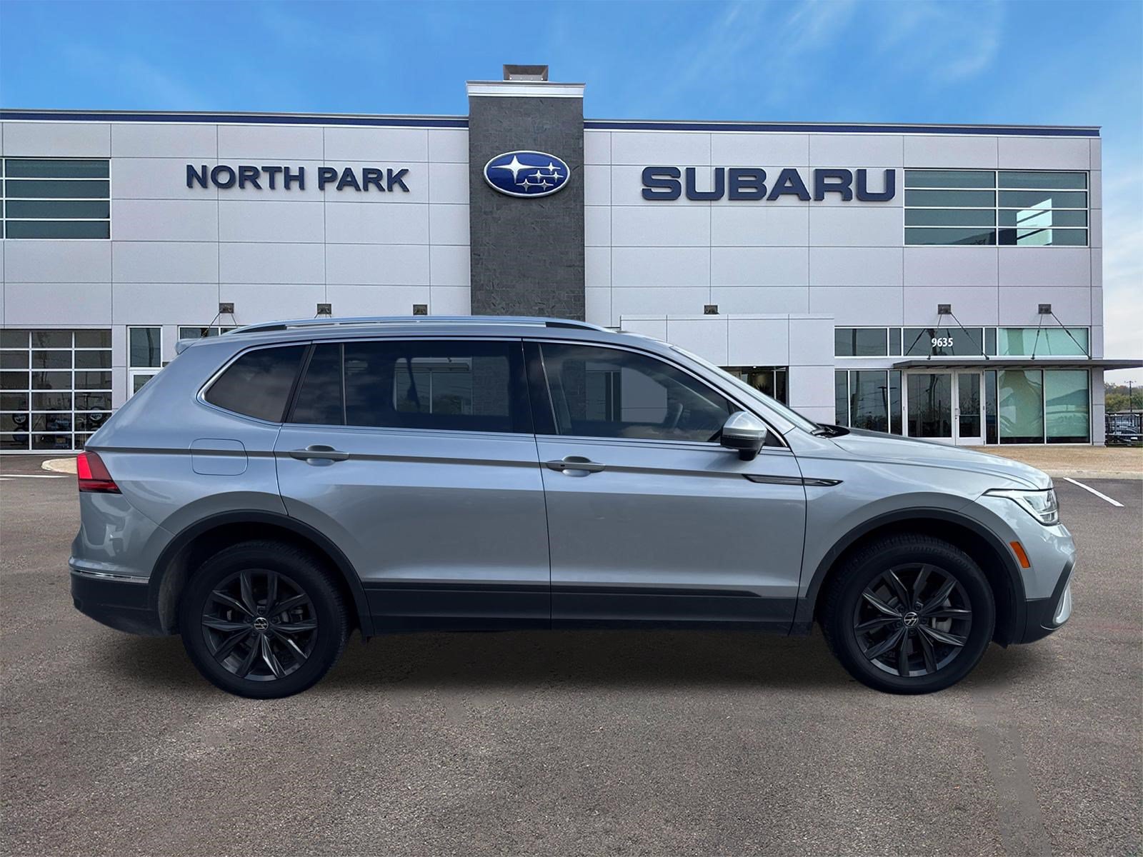 Used 2024 Volkswagen Tiguan SE FWD image 2