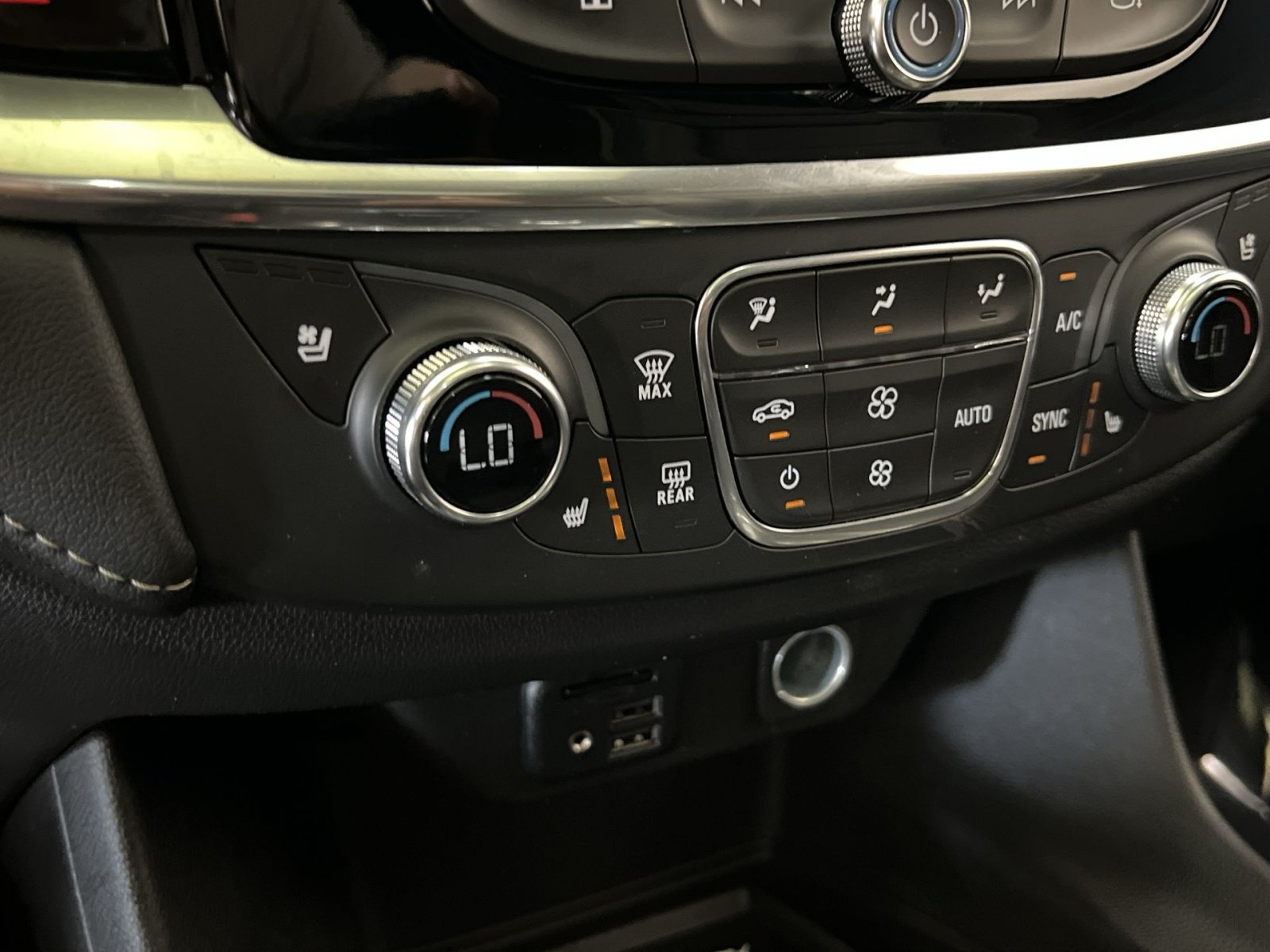 Used 2022 Chevrolet Traverse Premier w/ LPO, Cargo Package AWD/4WD image 34