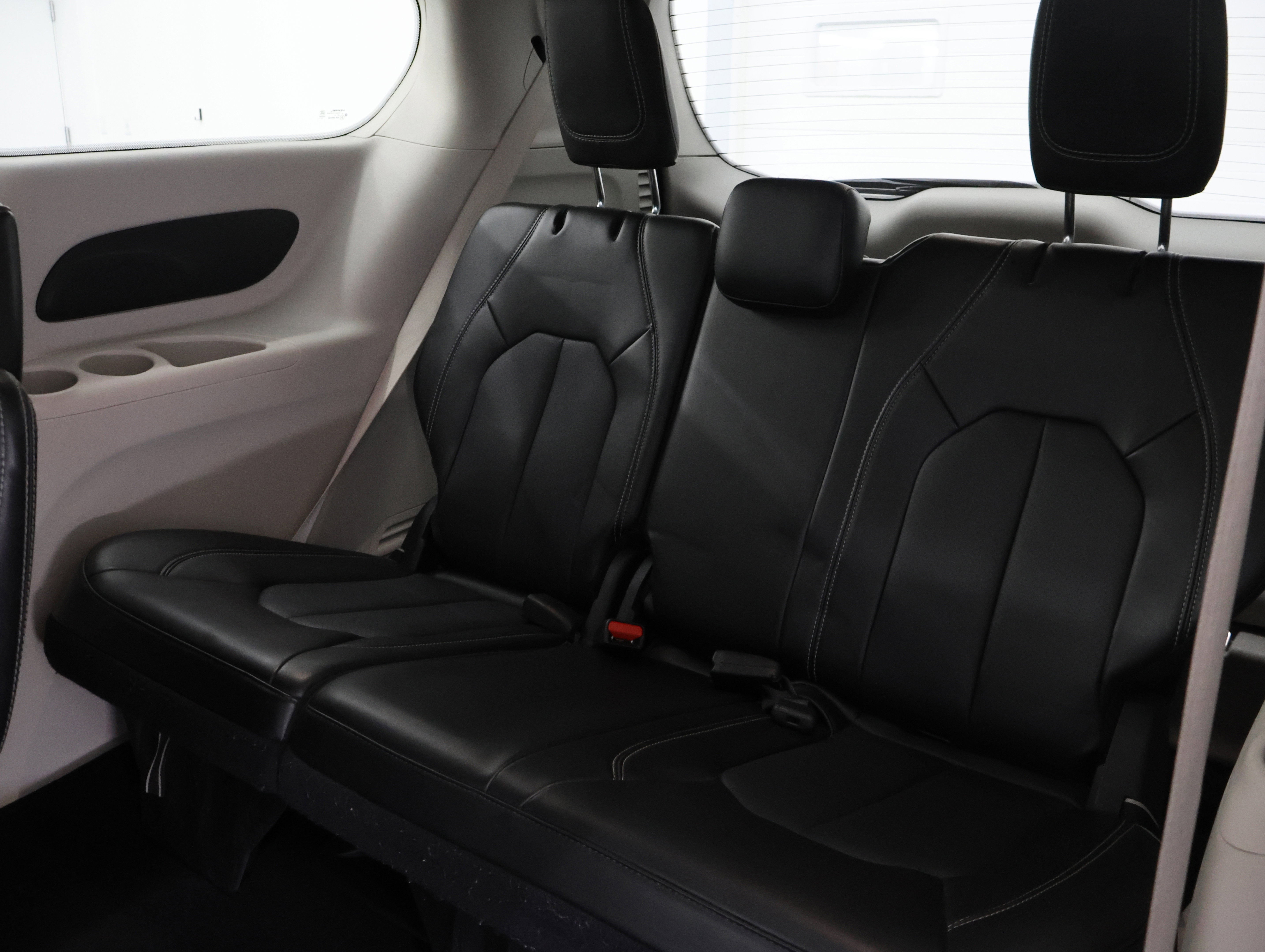 Used 2024 Chrysler Pacifica Touring-L image 35