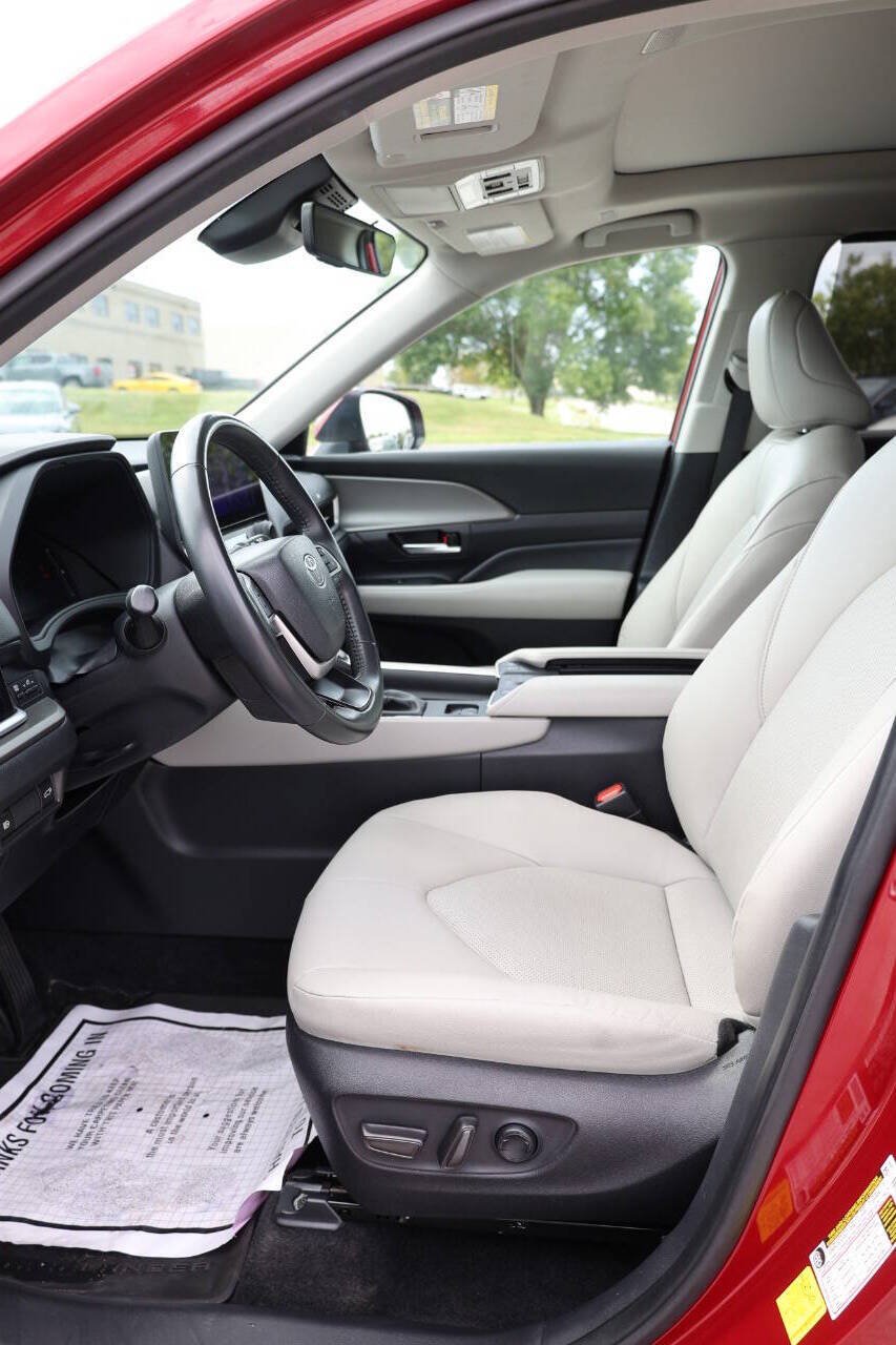 Used 2024 Toyota Grand Highlander AWD Hybrid image 13