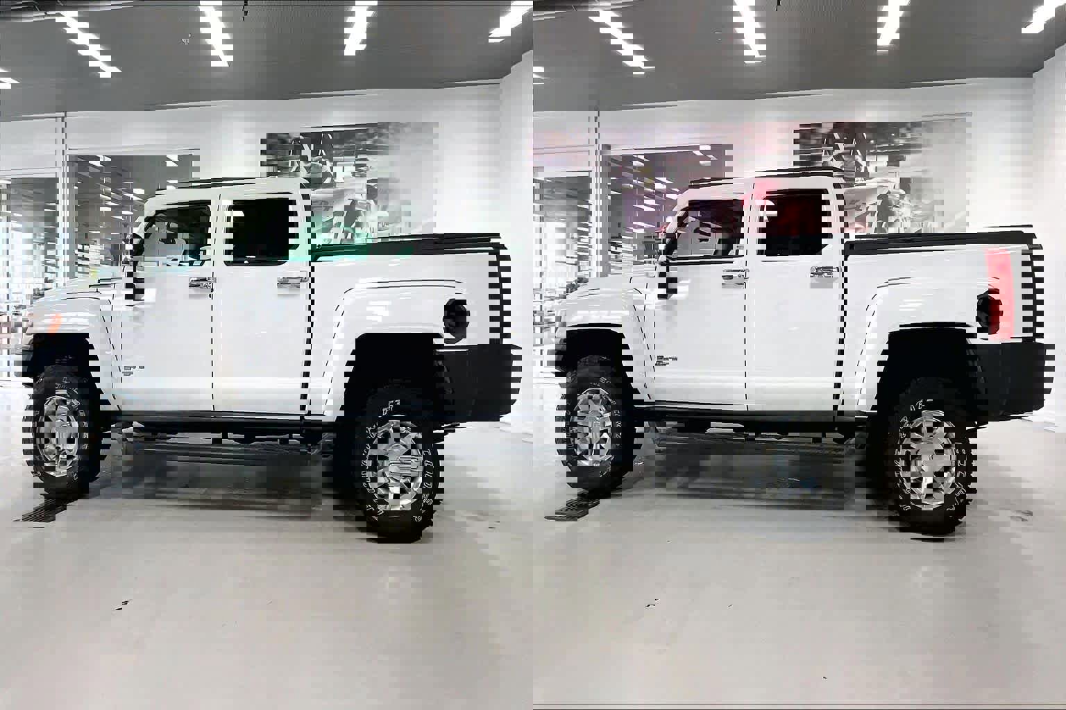 Used 2010 HUMMER H3T Luxury w/ Appearance Package AWD/4WD image 3