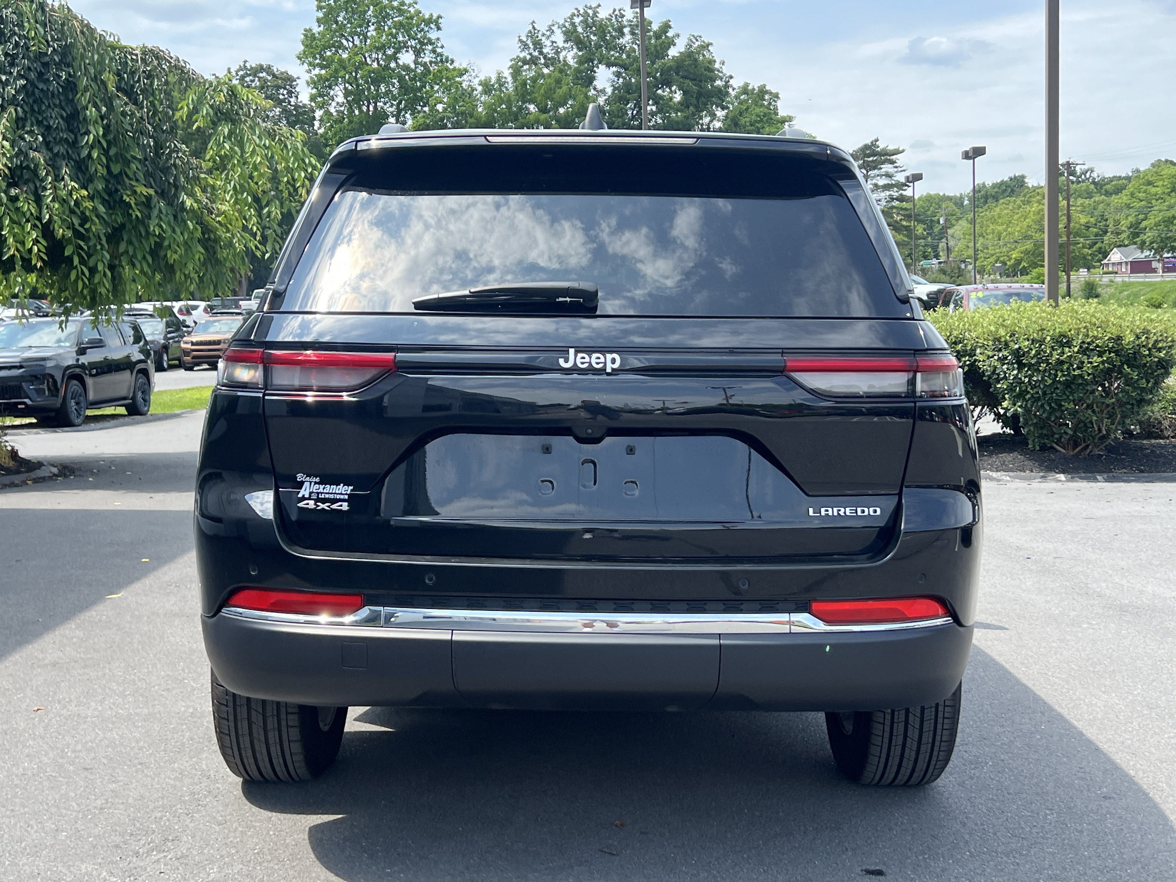 Certified 2025 Jeep Grand Cherokee Laredo X w/ Luxury Tech Group I AWD/4WD video 4