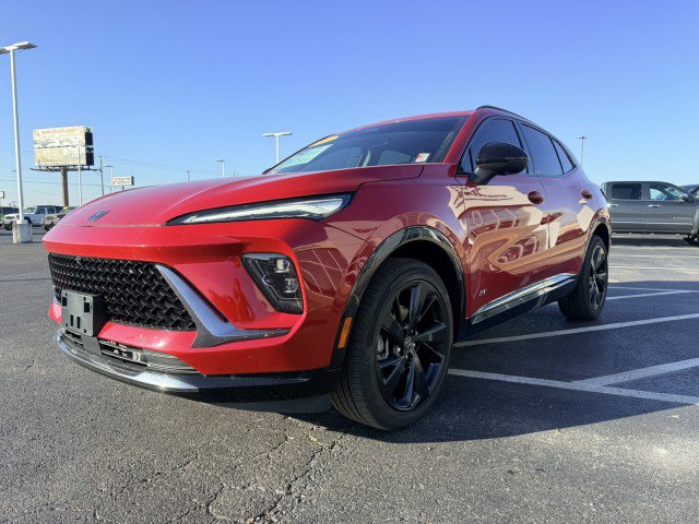 Used 2025 Buick Envision Sport Touring image 2