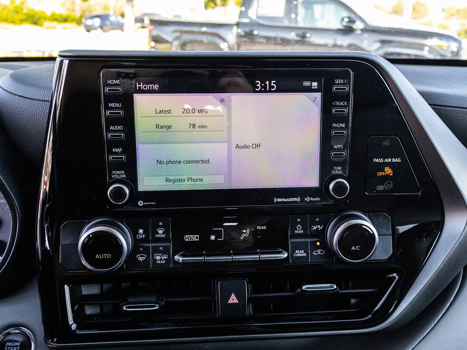 Used 2022 Toyota Highlander LE FWD image 32
