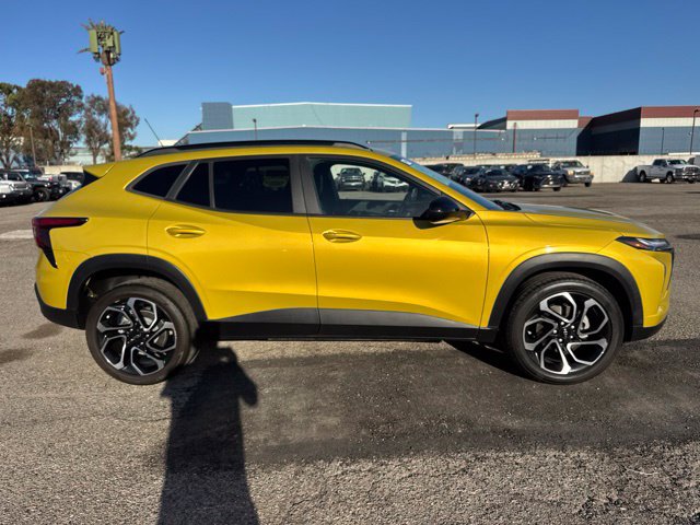 Used 2024 Chevrolet Trax RS w/ Sunroof Package FWD image 4