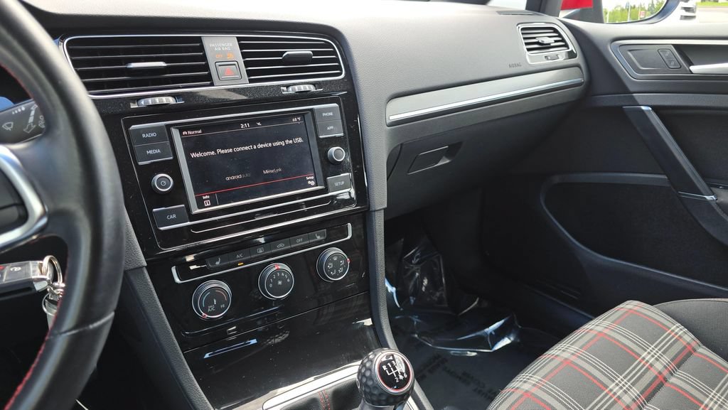 Used 2018 Volkswagen Golf 4-Door FWD image 70