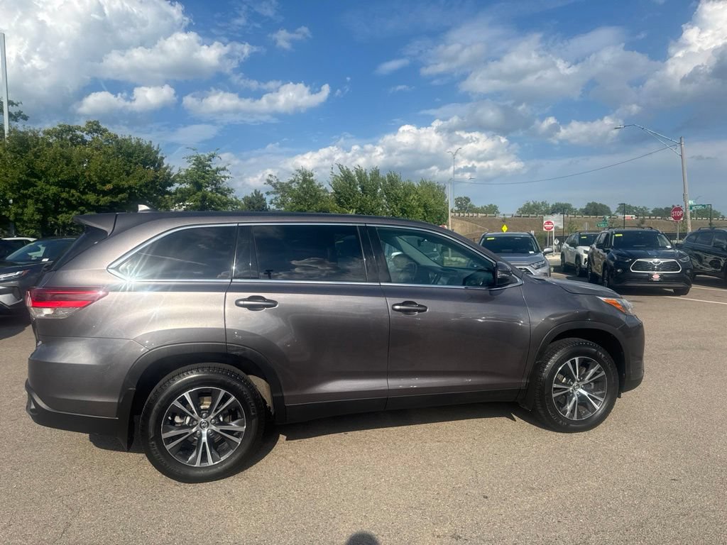Used 2019 Toyota Highlander Plus AWD/4WD image 8