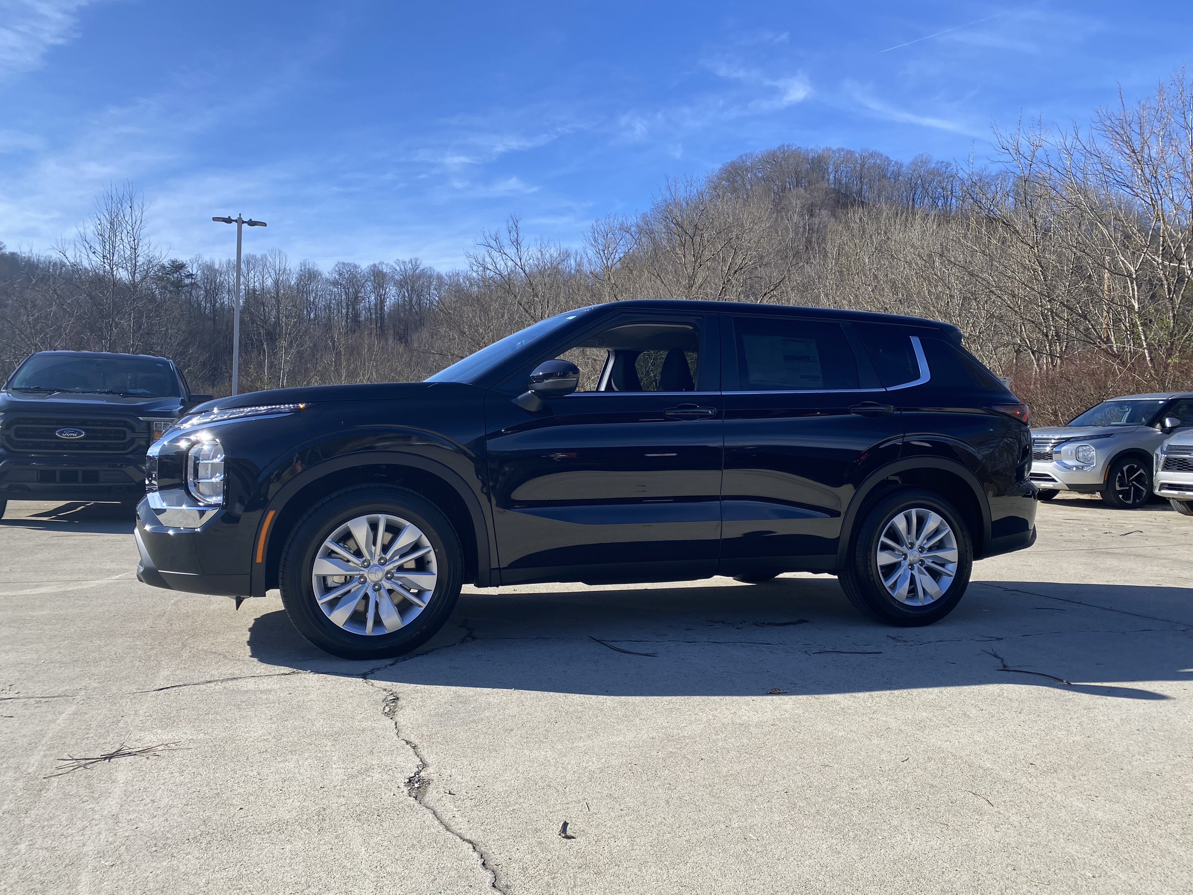 New 2026 Mitsubishi Outlander ES FWD image 2
