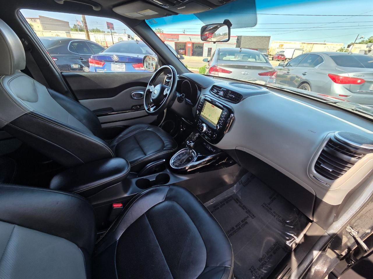 Used 2015 Kia Soul + w/ Primo Package FWD image 17