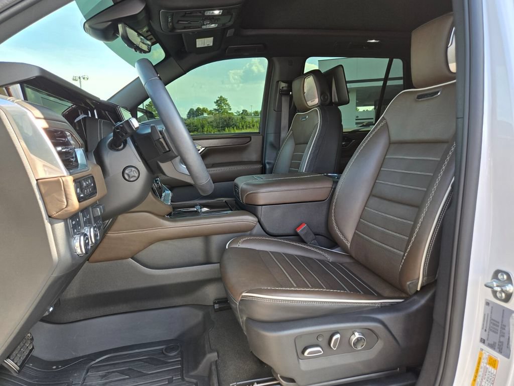 Used 2025 GMC Yukon Denali Ultimate AWD/4WD image 9