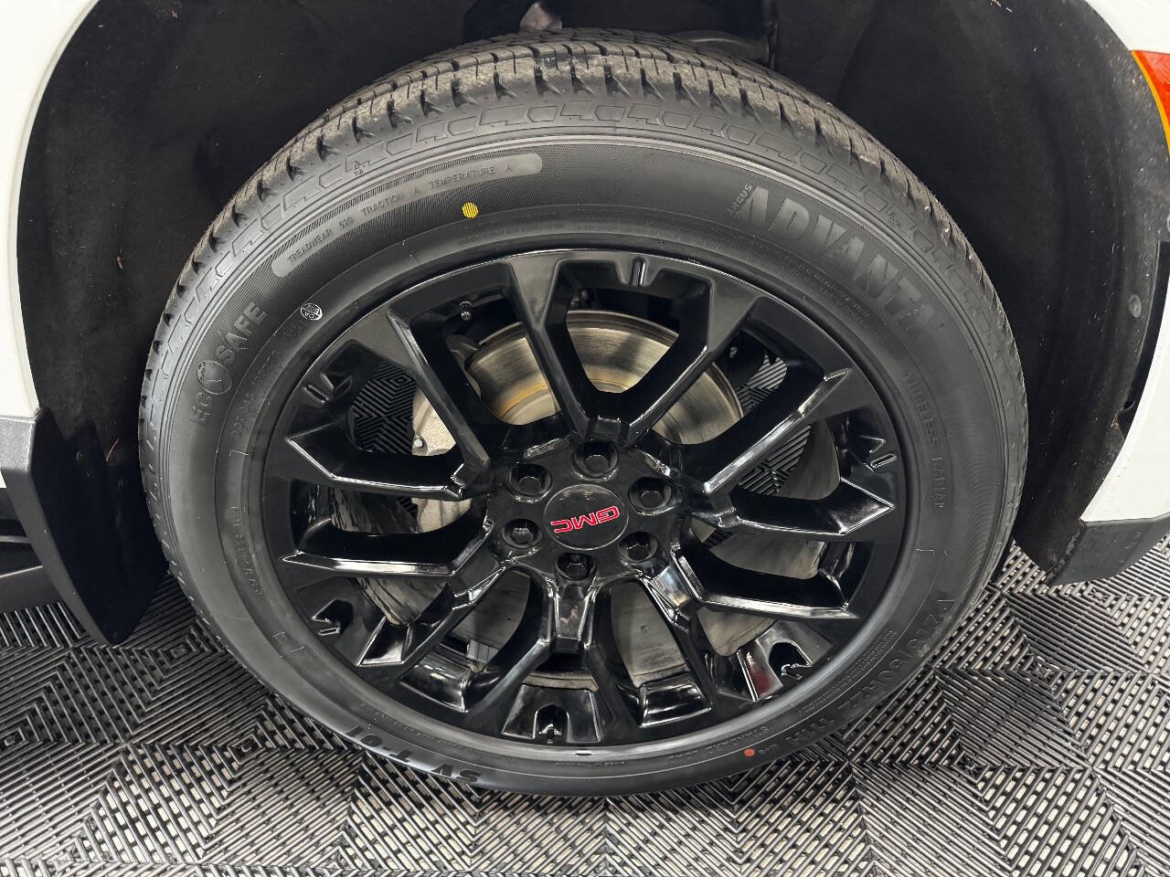 Used 2023 GMC Yukon XL SLE image 16