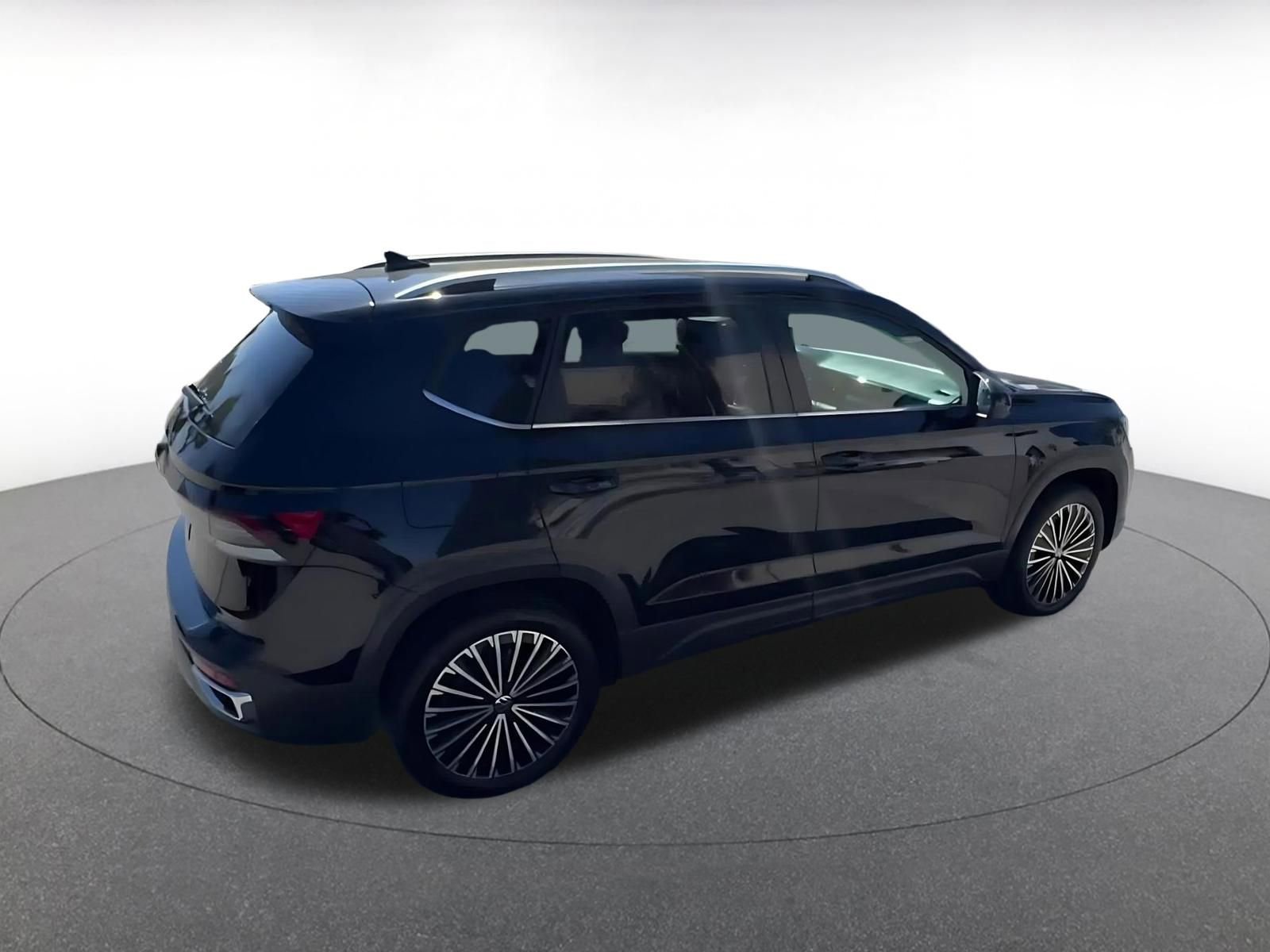 Used 2025 Volkswagen Taos SE FWD image 15