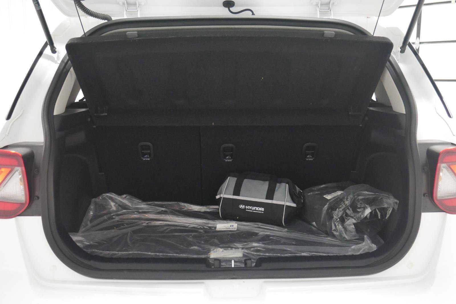 Used 2024 Hyundai Venue SEL image 25