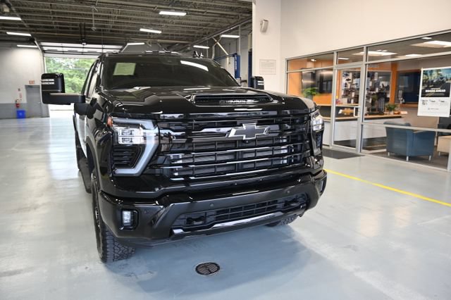 Used 2024 Chevrolet Silverado 2500 LTZ w/ LTZ Plus Package AWD/4WD image 3