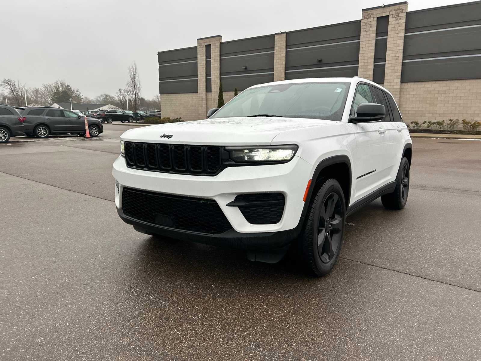 Used 2022 Jeep Grand Cherokee Altitude image 3