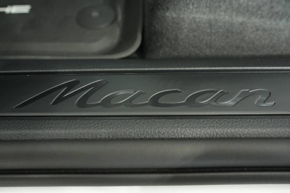 Certified 2025 Porsche Macan AWD/4WD image 32