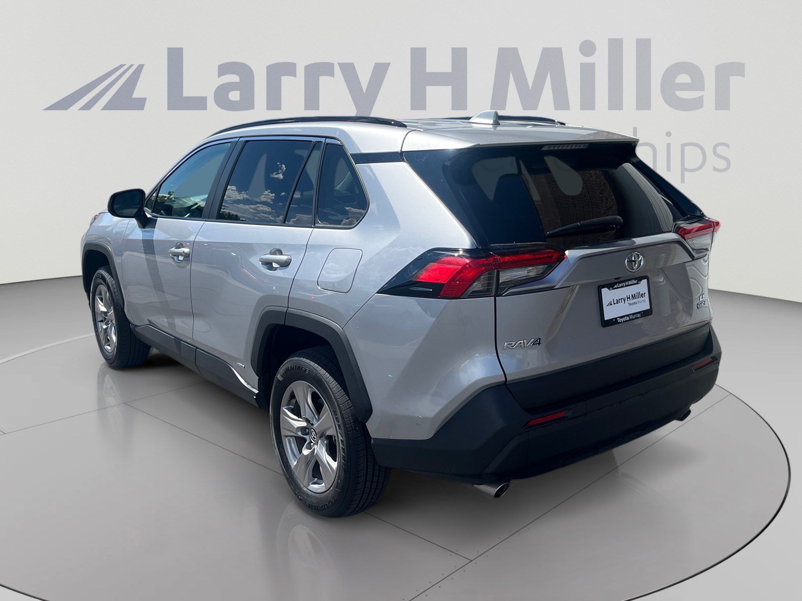 Used 2025 Toyota RAV4 LE AWD/4WD image 3