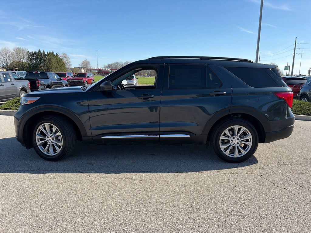 Used 2023 Ford Explorer XLT w/ Equipment Group 202A AWD/4WD image 4