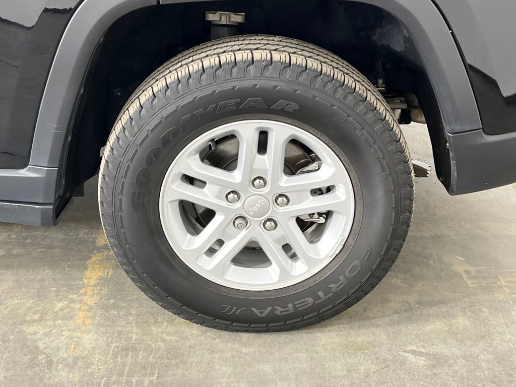 Used 2023 Jeep Grand Cherokee Laredo image 44