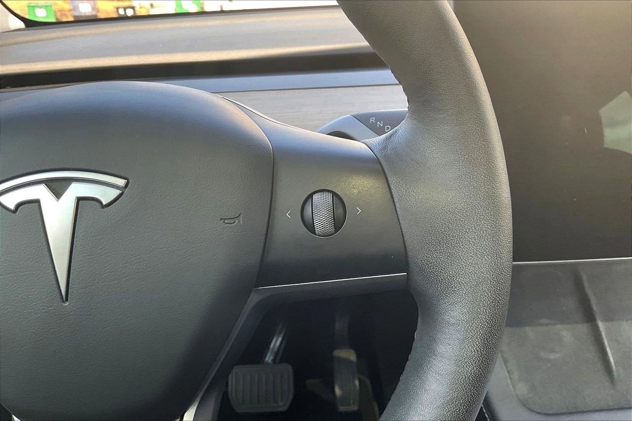 Used 2022 Tesla Model Y Long Range image 32