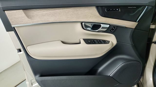New 2026 Volvo XC90 T8 Plus w/ Protection Package Premier AWD/4WD image 9