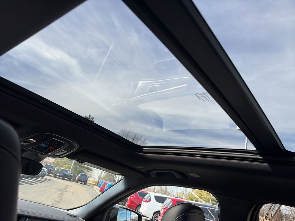 Used 2024 Jeep Grand Cherokee Limited w/ Black Appearance Package image 5