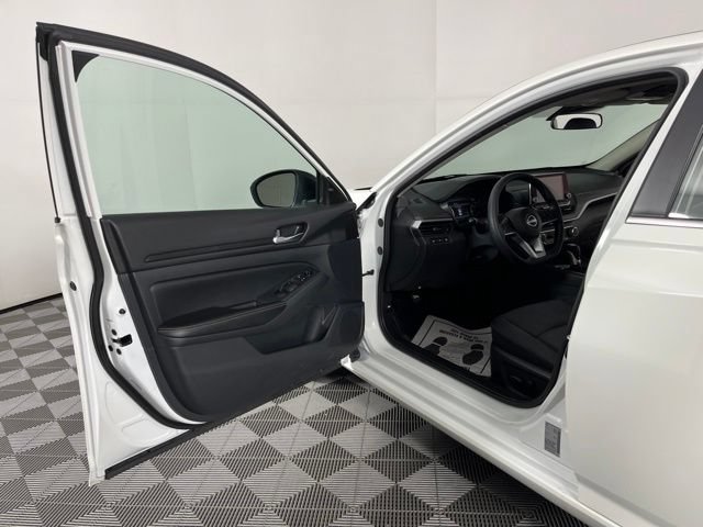 Used 2025 Nissan Altima 2.5 SV FWD image 18