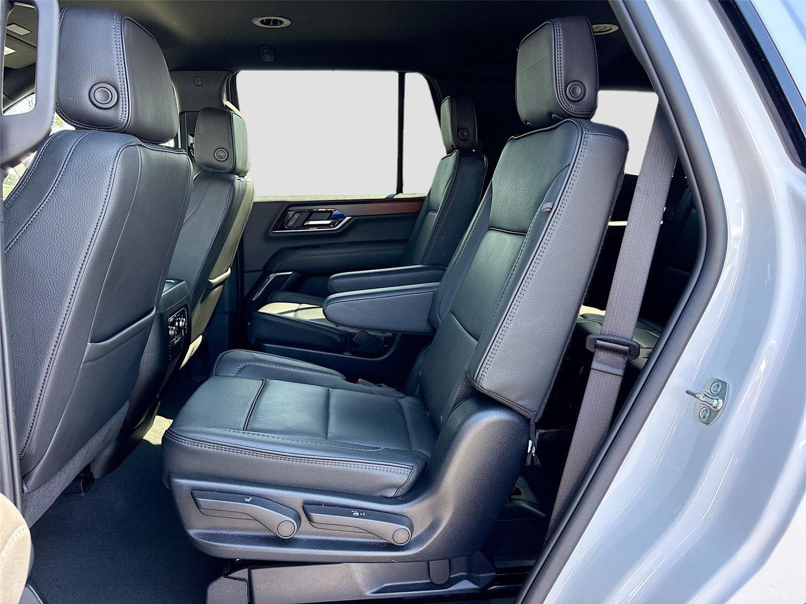 Used 2025 GMC Yukon Denali RWD image 29