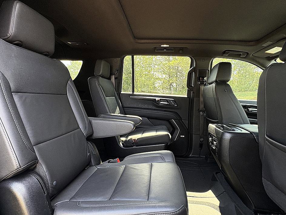 Used 2025 Chevrolet Suburban Z71 w/ Comfort Package image 13