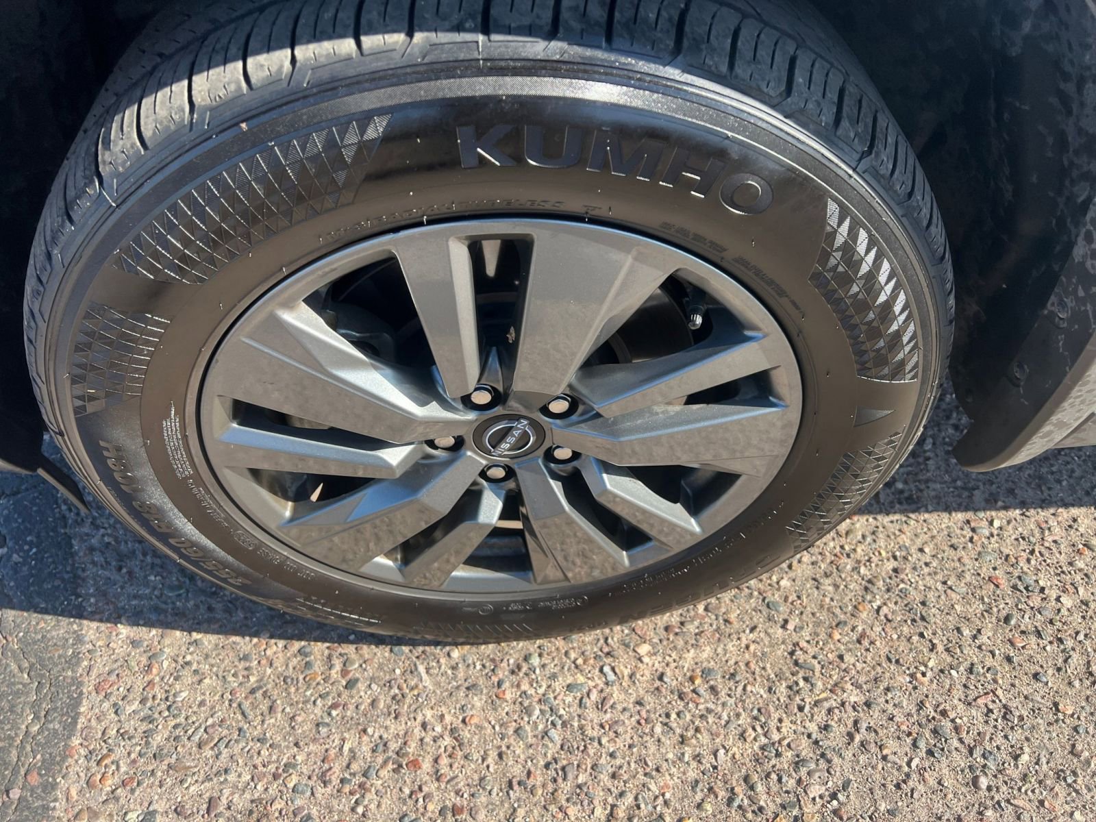 Used 2025 Nissan Pathfinder SV image 32