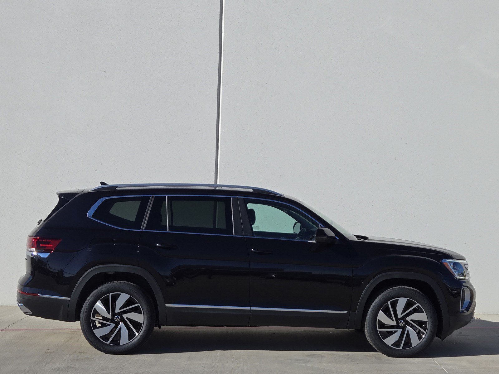 Used 2025 Volkswagen Atlas SEL AWD/4WD image 3