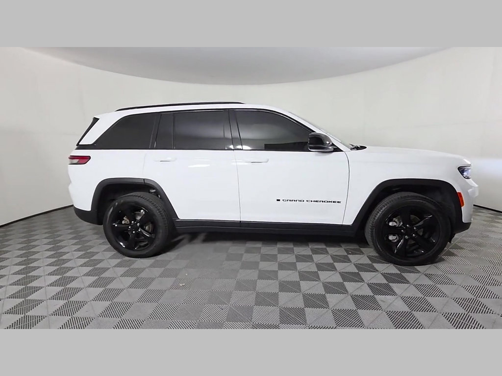 Used 2025 Jeep Grand Cherokee Limited w/ Black Appearance Package RWD image 35