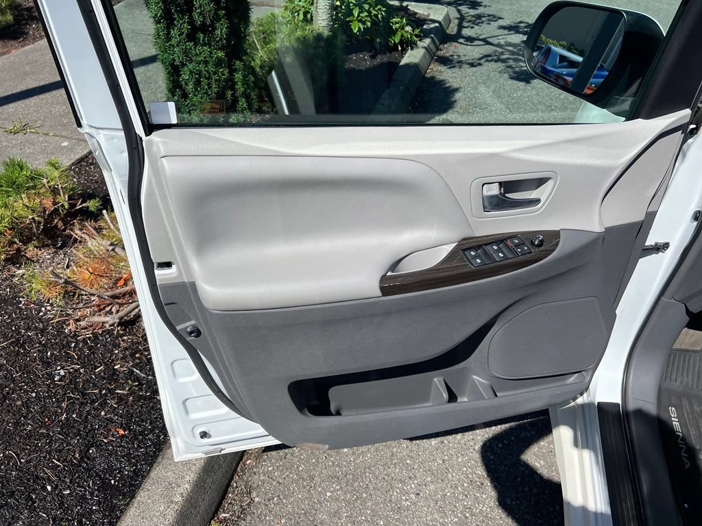 Used 2018 Toyota Sienna XLE w/ XLE Navigation Package FWD image 11