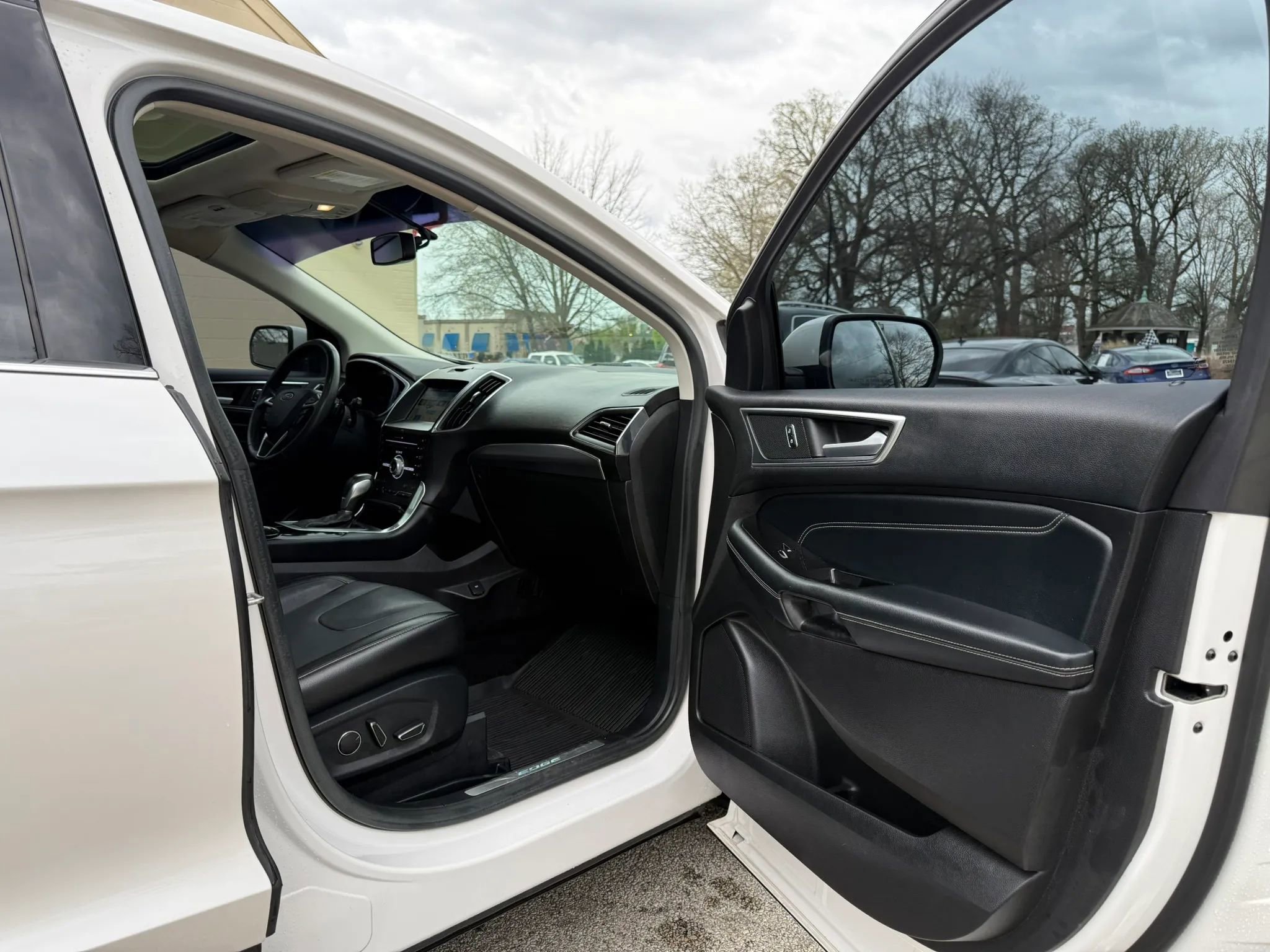 Used 2017 Ford Edge Titanium w/ Equipment Group 301A AWD/4WD image 18