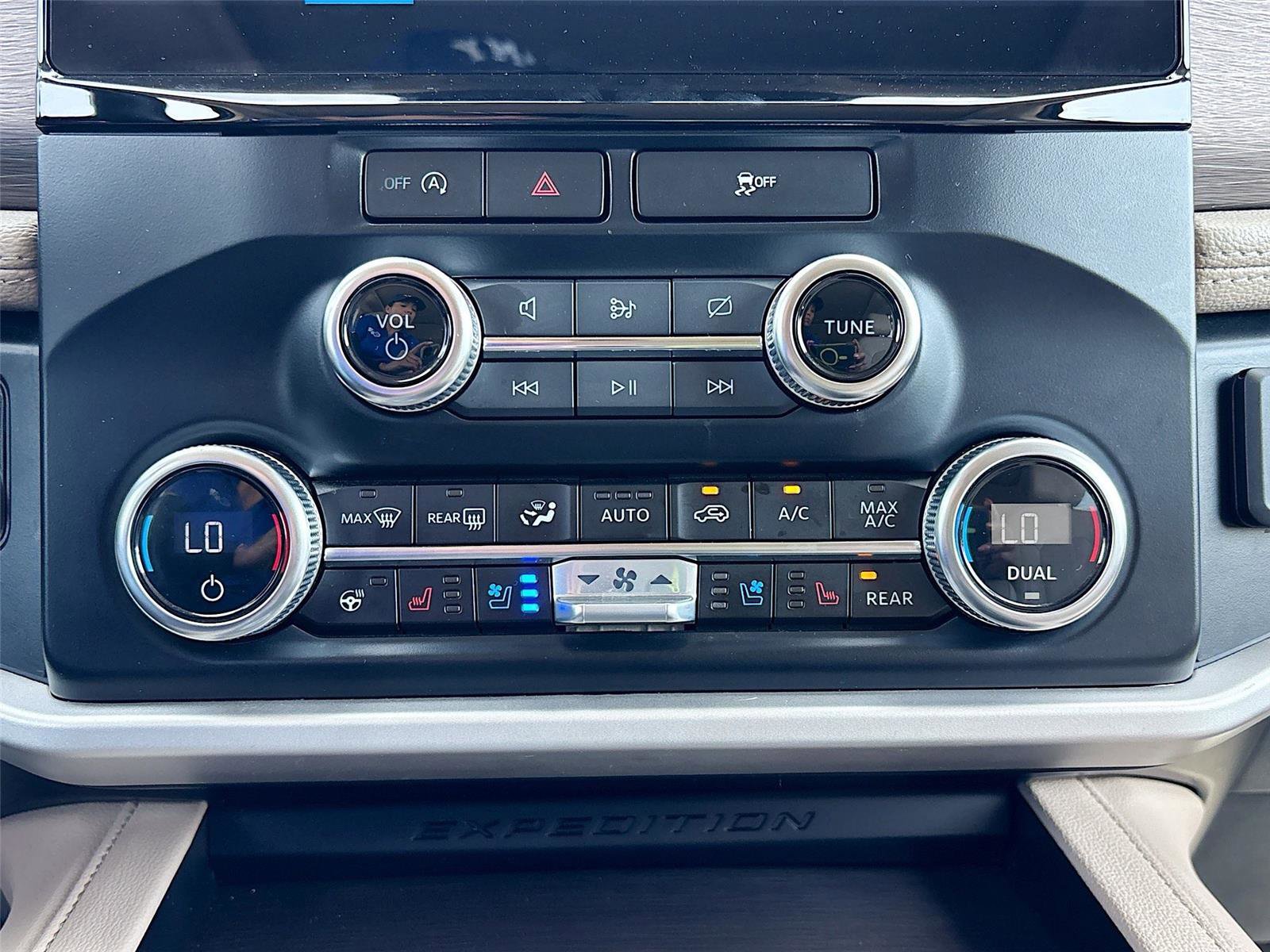 Used 2024 Ford Expedition Limited image 19